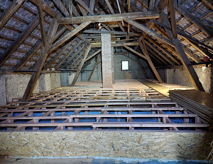 Zateplení stropu rodinného domu pomocí foukané izolace